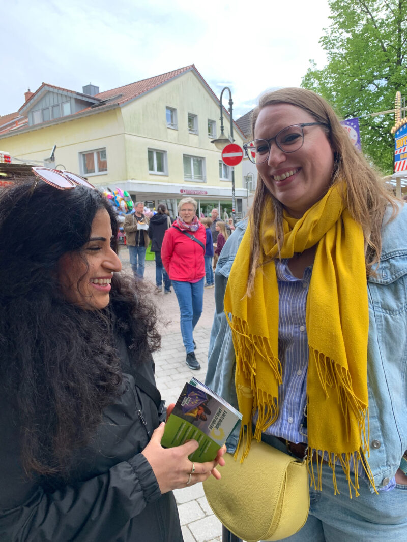 Schahina Gambir im Gespräch mit Anna Fleischer beim Kirschlütenfest in Enger