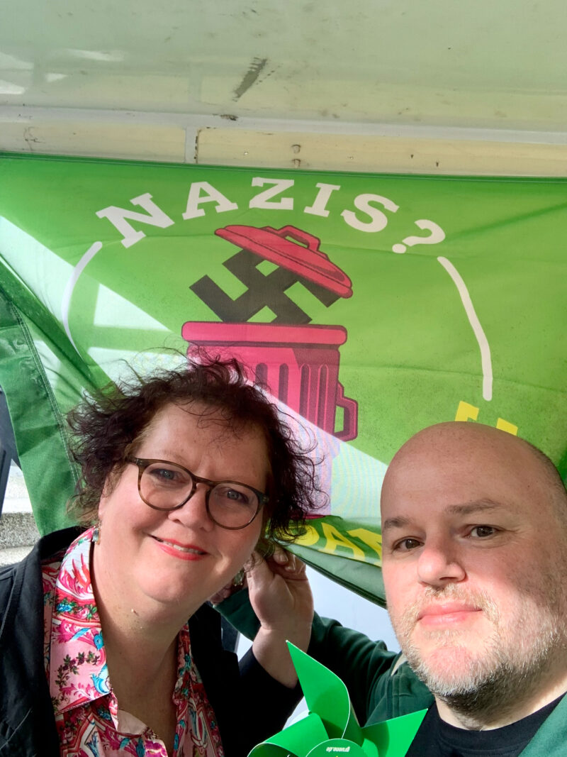 Christina Osei und Maik Babenhauserheide beim Kirschlütenfest in Enger – Nazis nein danke